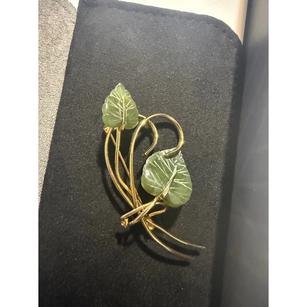 Vintage Gold Tone Carved‎ Green Nephrite Jade Leaf Floral Stem Brooch Pin